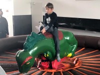 Dinoreiten ähnlich wie Bullriding mieten